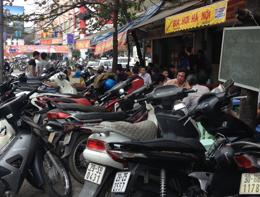 Phản hồi loạt bài về quy định cấm bán bia trên vỉa hè: Khó nhưng vẫn phải cấm
